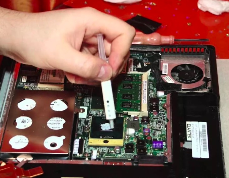 Чистка ноутбука от пыли и замена термопасты Чистка ноутбука от пыли и замена термопасты в Островцах