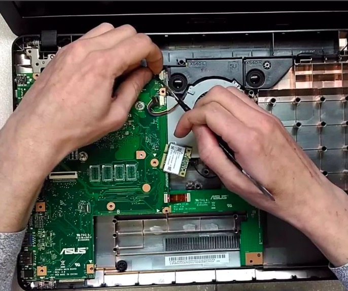 Замена материнской платы на ноутбуке в Островцах